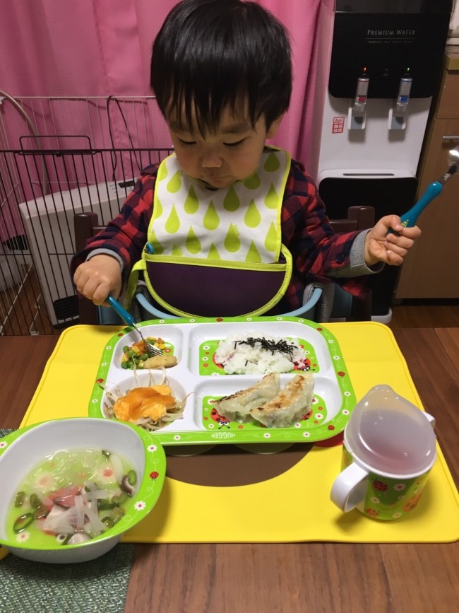 子どもが食べやすいよう、自然なフォローをしてくれるカトラリーを紹介します♪