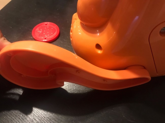 しっぽのレバーでコインを取り出します