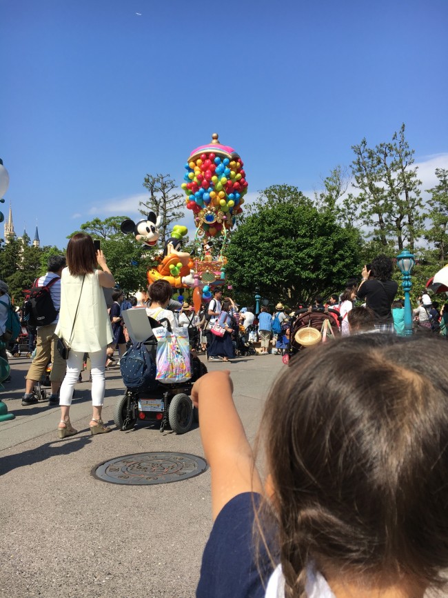 パレードの人波がすごければ、引きで見るのでも十分フロートとそこに乗るキャラクターが見えます