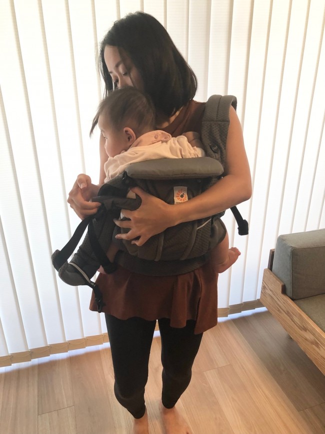 赤ちゃんの背中やおしりをしっかり抱っこしながら、両方の肩ベルトに肩を通します