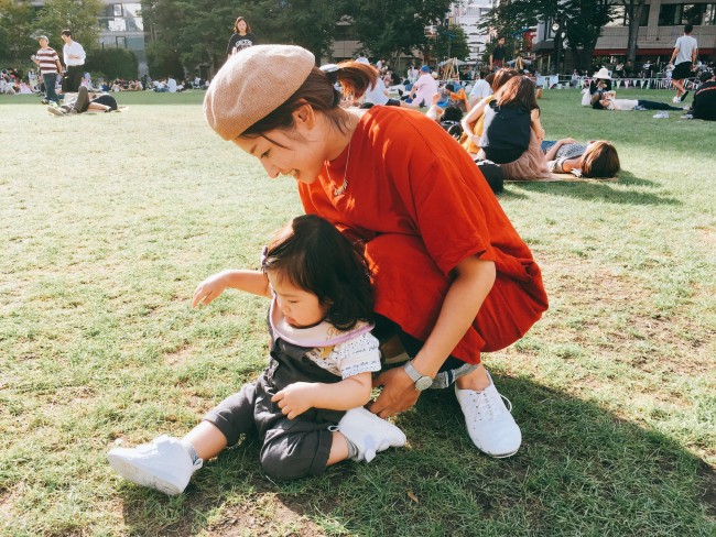 ママもオールホワイトの靴で合わせてお揃い風に♪