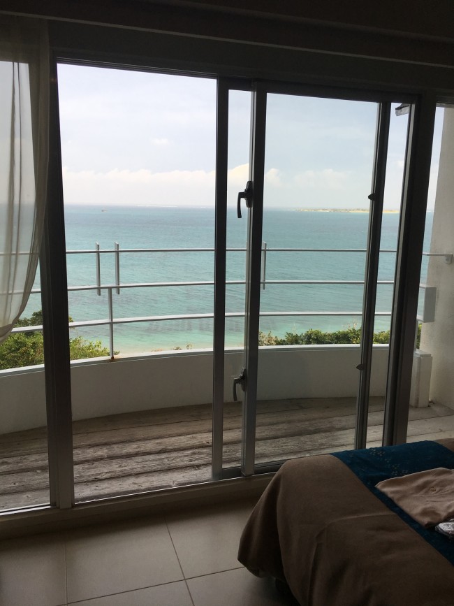 ホテルはオーシャンビュー。子連れだと部屋での時間も長くなるので、室内が快適だと嬉しいものです
