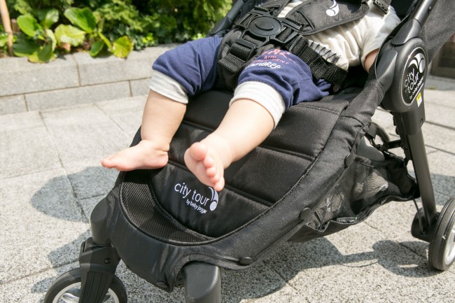 成長したら、下げて使用しても。フットレスト付きだと、自分で乗り降りできる年齢になってからも足を置けて安心です