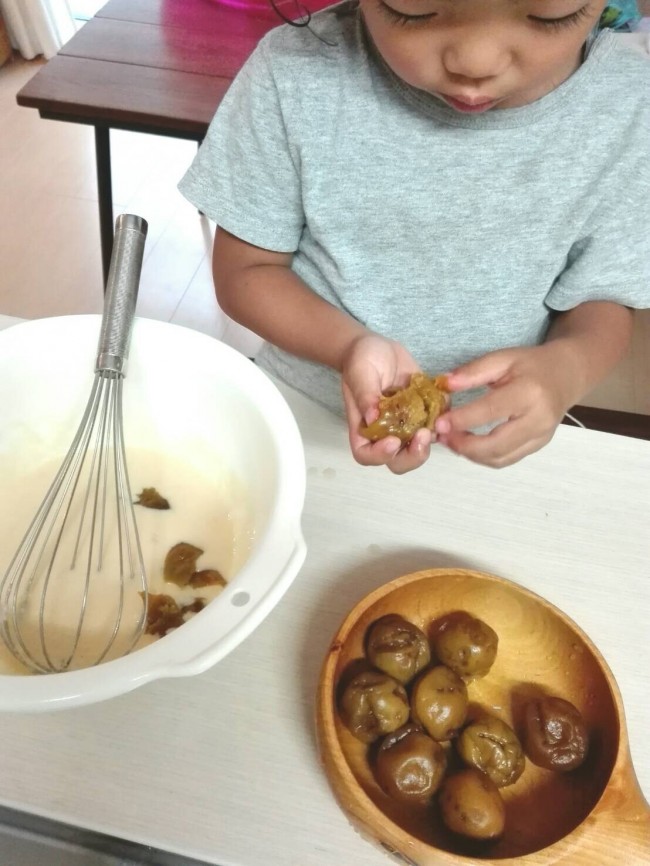 子どもはこねこね。一緒に作るおやつは格別ですね♪