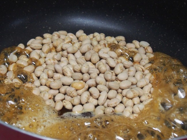 ②炒り大豆を一気に加え、へらで絡めるように手早く混ぜる。