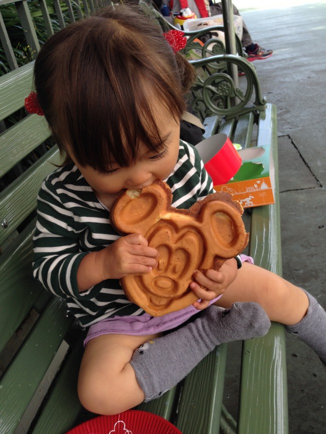 食べ歩きもディズニーの醍醐味! グレートアメリカン・ワッフルカンパニーのワッフルはソースやクリームを別添えにしてくれます