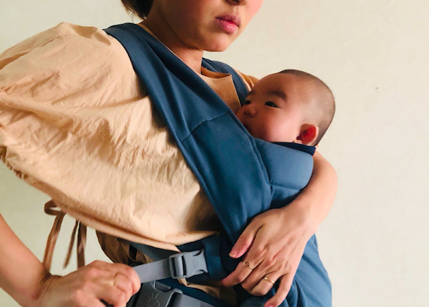 最後はサイズを調整します。隙間なく調整すると、キュッと密着抱っこができます