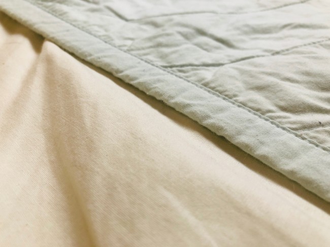 ベッドの上なので、敷くのは薄めのブランケット