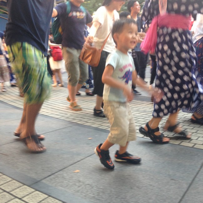 にゅ〜盆踊りの一幕。プロのダンサーが盆踊りを教えてくれるイベントは貴重！　子供も楽しそう！