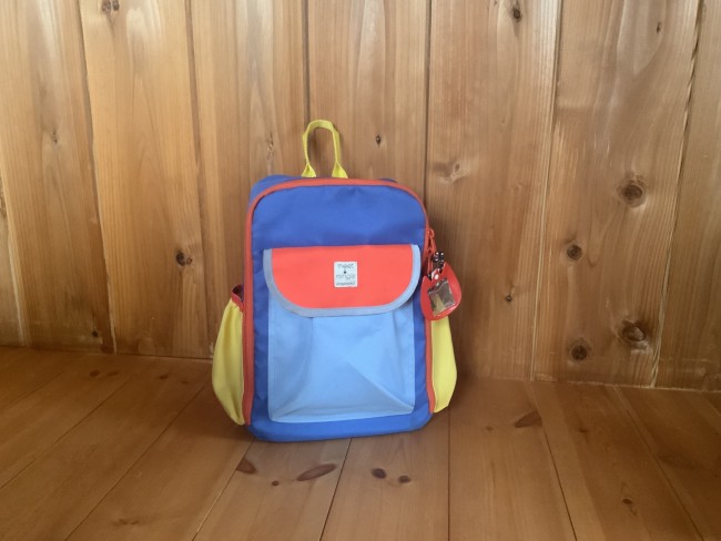 通園リュック。ポケットの縁が反射素材になっています