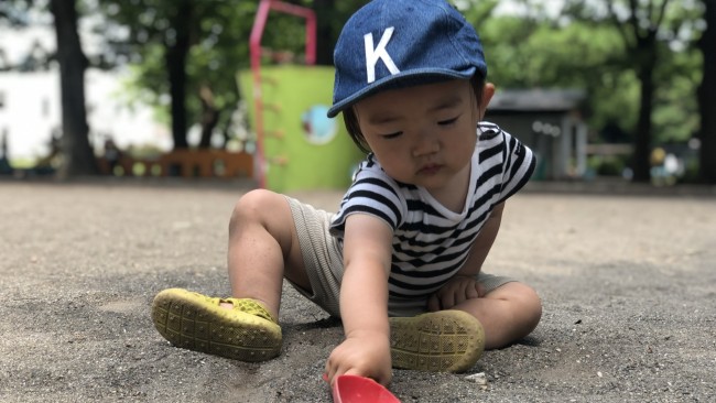 《公園遊び、何してる?》成長に寄り添う要素がたくさん♪ 赤ちゃんのうちから、お砂場遊びで五感を使おう