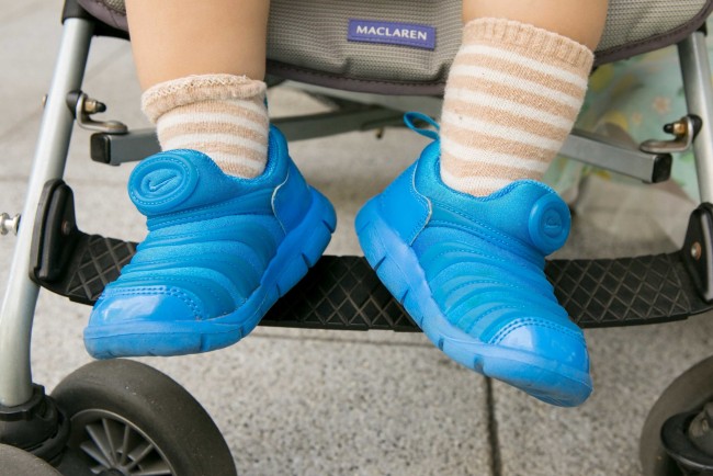 しゅうたろうくんは、歩きやすさと豊富なカラーラインナップで人気のナイキ・ダイナモを履いていました