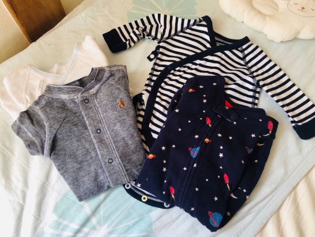 赤ちゃんの肌着や洋服は、いろいろな種類・デザインがあります。必要なものを必要な分だけ揃えるってなかなか難しい！