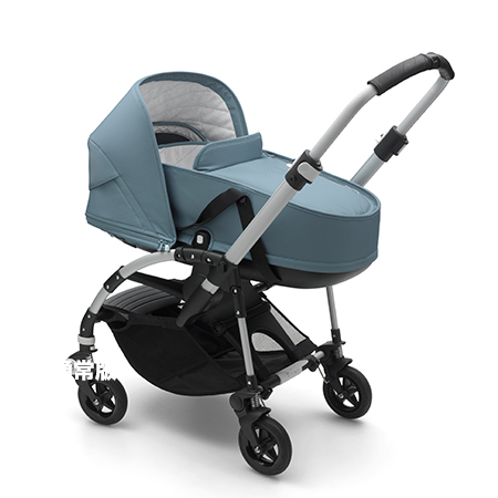 新生児から使用したい場合は、別売りのコットも限定カラーでデビュー