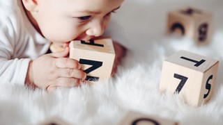《0歳からのおもちゃ選び》何でどう遊べばいい? 赤ちゃんのこころと身体の成長にぴったりのおもちゃ9選