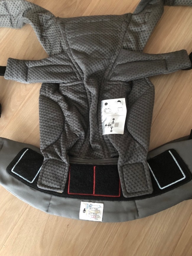 マジックテープでシート幅を調節します。我が子は5ヶ月なので、イエローの枠に