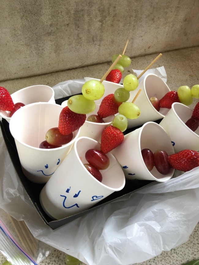 フルーツは串にさして。たくさん遊んだあとは、水分補給!