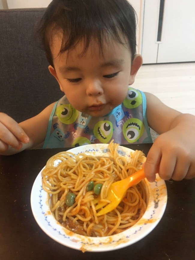 自分でスプーンやフォークを使うようになります。麺類も大好き!