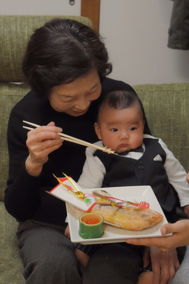 家族を招いて、自宅でお食い初め。準備は大変ですが、素敵な行事です♡