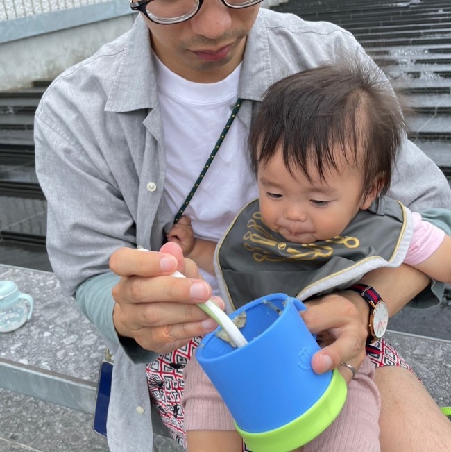 外出先、膝に乗せての離乳食介助にも使い勝手抜群です