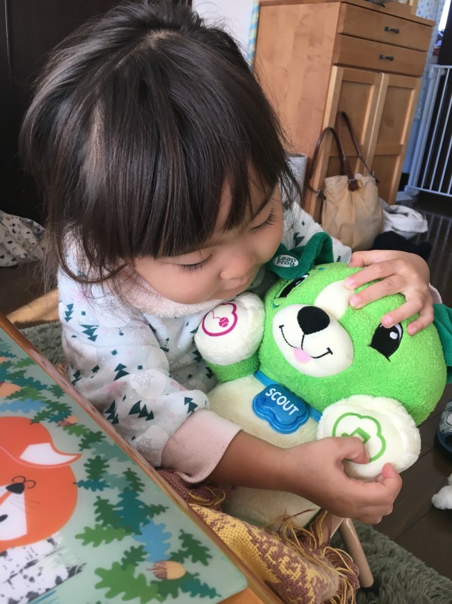 英語はまだ早いかな?と思っていましたが、娘は大のお気に入りに♡ もう離れられなくなりました♪