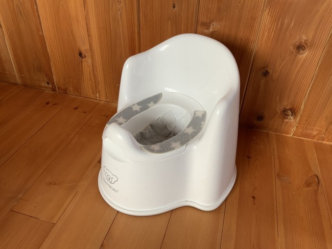 猫用に買ってあったペットシートを1/4にカットしていれ、便座シールを貼った冬のトイトレSTYLE