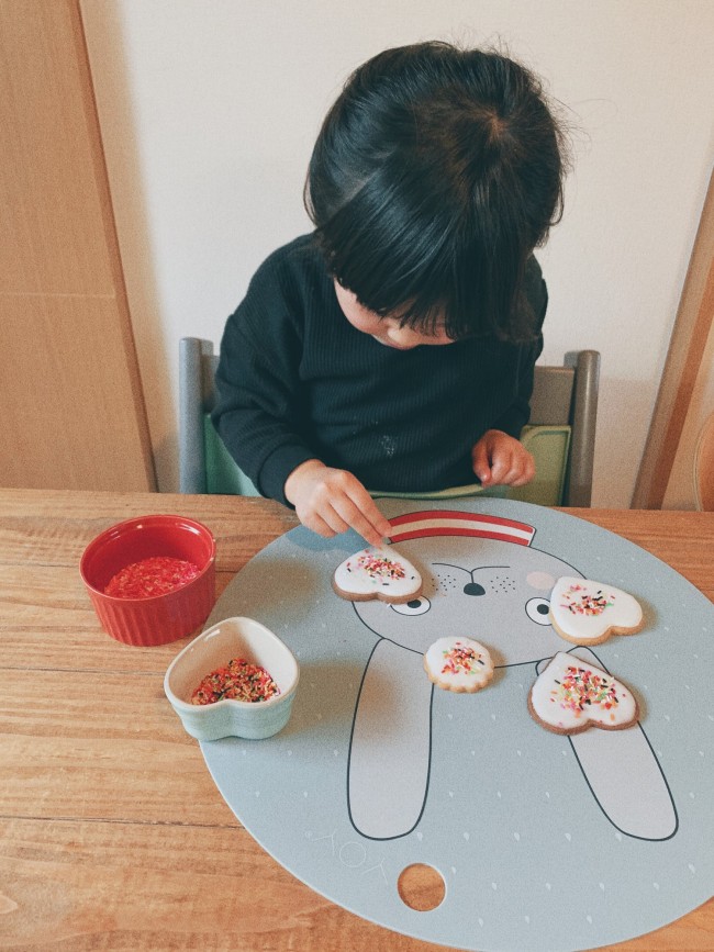 テーブルを拭いてラップをかけたり、大きなお皿を用意せずともマットの上で作業できました