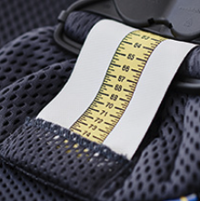 お子様の成長に合わせてシートの長さを調整。内側には便利な身長目盛り付き