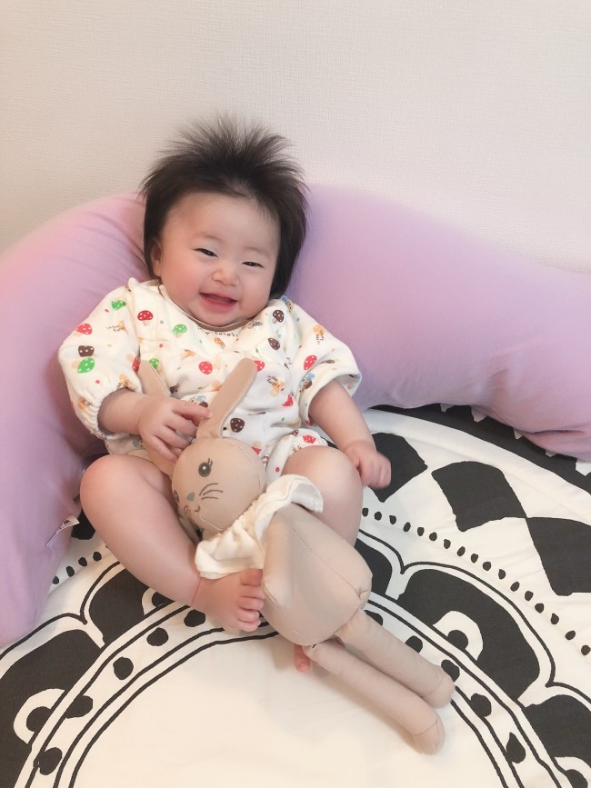 新しいプレイマットで、いつもと違う景色に嬉しそう