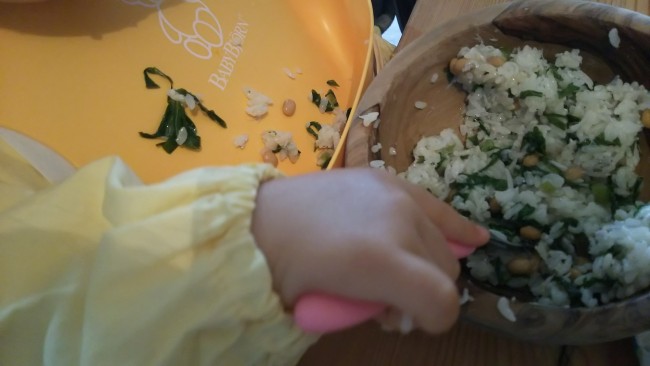 つかみ食べ〜スプーン使いはじめても、食べこぼしはたくさん! 大きな受け皿がすっぽり受けとめてくれます