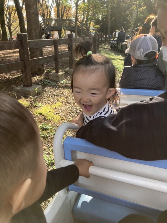 小さな子には十分楽しめるミニSL。走りながら、公園のみんなに手をふったり大盛りあがり♪