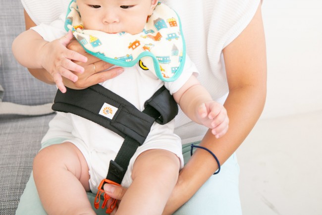 赤ちゃんの腰に直接巻いて、抱っこひも本体に留める「ベビーウエストベルト」付き