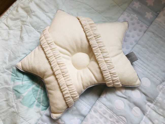 ピローの裏側には、ゴムバンドがついていて…