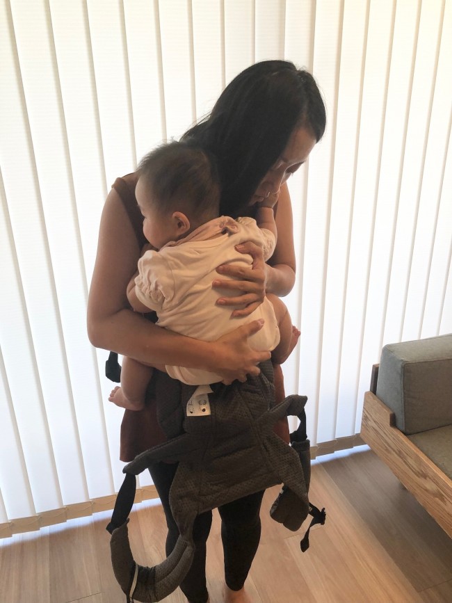 赤ちゃんを胸に寄せながら抱っこして…