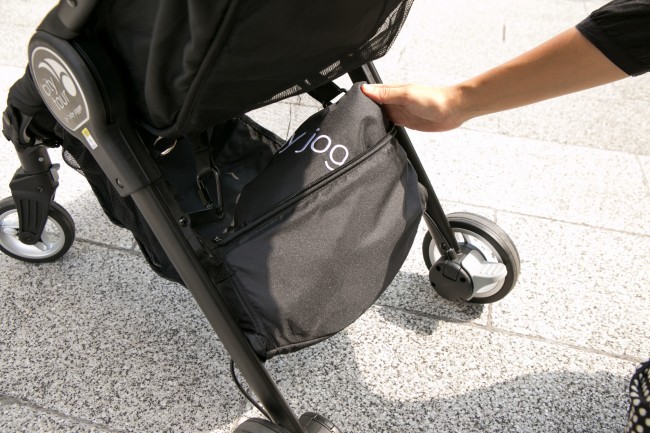 後方の荷物入れ前にポケットが。こちらにキャリーバッグが収納されています