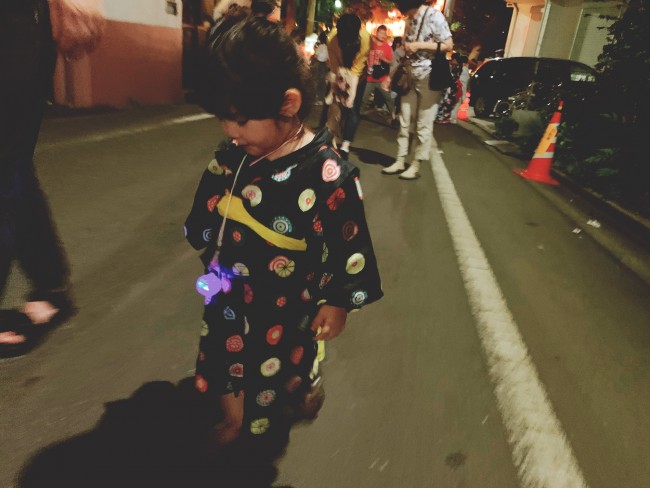 帰りはしっかり歩けました。キラキラと光るおもちゃを買ってあげたら大喜び♪