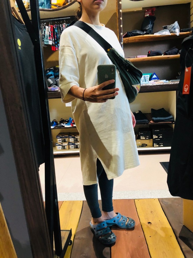 Tシャツ素材のワンピース下に、レギンス+ソフトボディウォーマーが秋の定番に