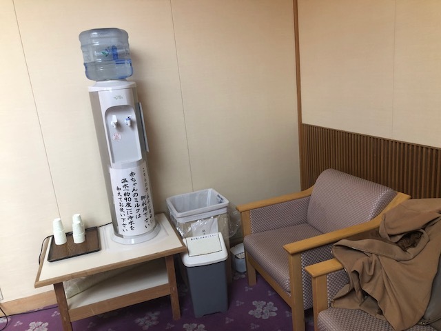 授乳スペース内に、ミルク用のお湯が出るサーバーも!