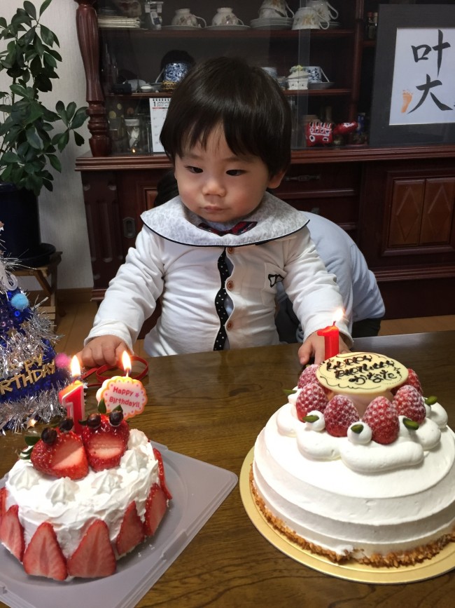 向かって右がケーキ屋さんで購入したもの。左が息子用。息子用は、いちごと家にあったブルーベリーで顔をつくり、100円ショップのキャンドルをさしただけで華やかに