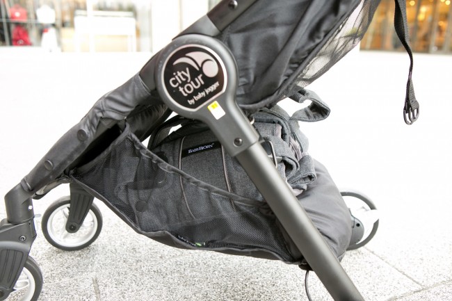 すっぽり入るバスケット。布製バスケットなのでボリュームがあるものも入りそう