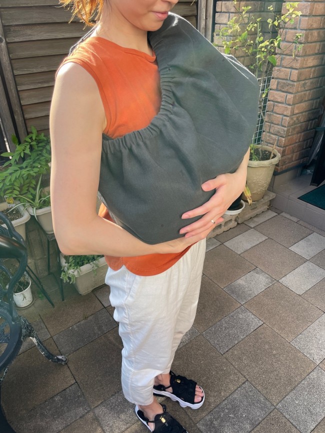はじめての外出は、産後の1ヶ月検診。カドルミーは安全に横抱きができます