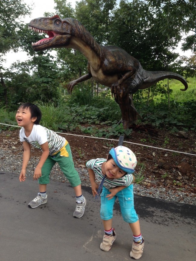 こちらも絶対訪れたい、恐竜新スポット。森のなかにいる恐竜をみて、大興奮!