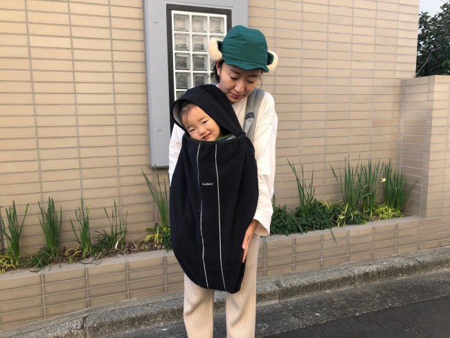 前抱っこをしているときにもキャリアカバーは必須です
