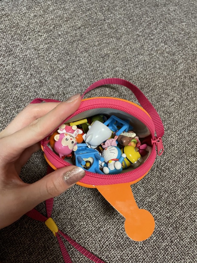 自分で準備をすることが大事。なので、バッグの中身は基本的にはおもちゃだらけ！　子どもはバッグが大きければ入るだけ詰め込むので、ある程度の大きさのものがおすすめ