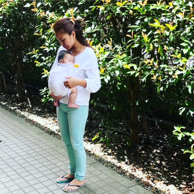 普段使いのものとは別に、最軽量で赤ちゃんがママと密着できる抱っこひもを用意しています