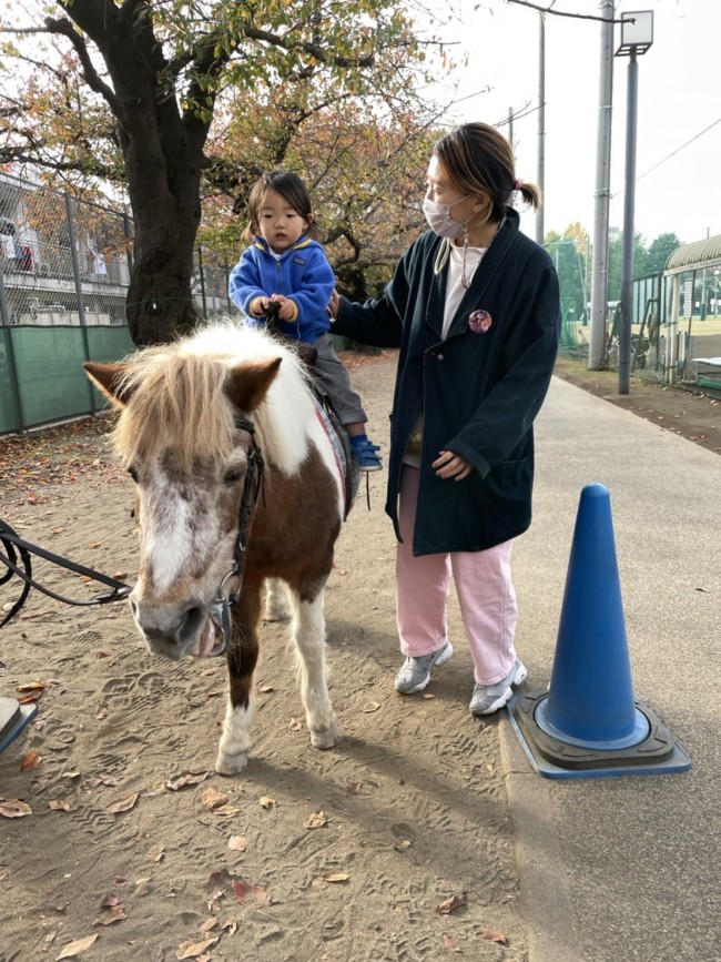 公園の一角をお散歩。スタッフがゆっくりと引き馬してくれるので、安全です