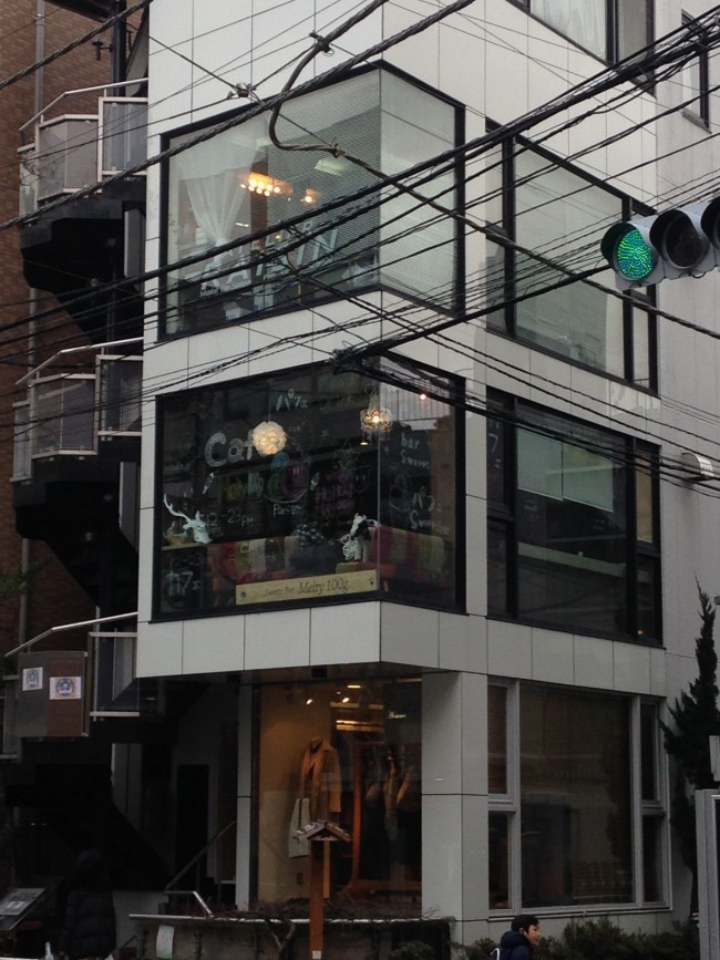 こちらのビルの二階。ベビーカーの場合はスタッフがお手伝いしてくれます♪