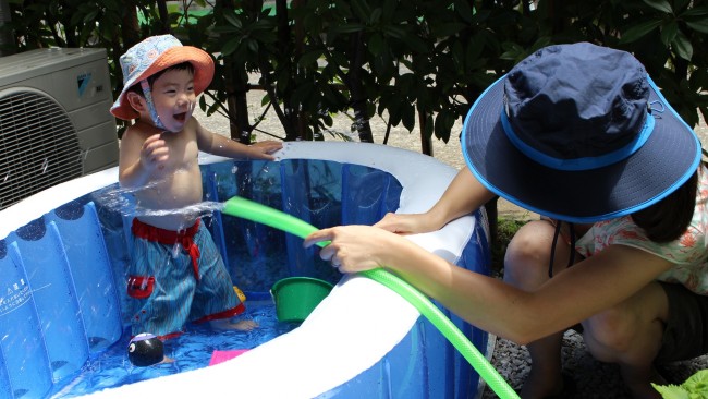 《水遊び始めました♪》おうちで?プールで?公園で? 我が家のベビー&キッズの水遊び、こんなもの使っています