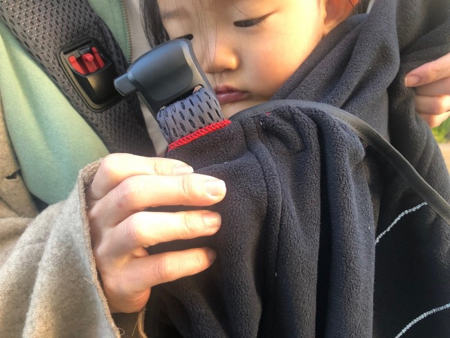 ビョルンのデザインの素晴らしいところは、誰にでも分かりやすいところ! この赤い穴に通します