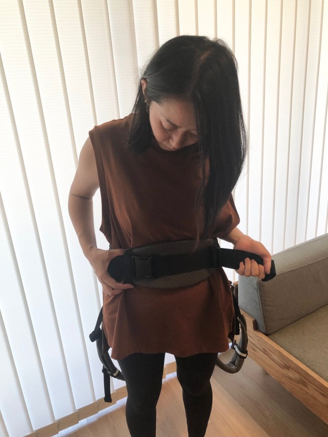 前面で腰ベルト装着しバックルを留め、位置を決めたらくるっと回します